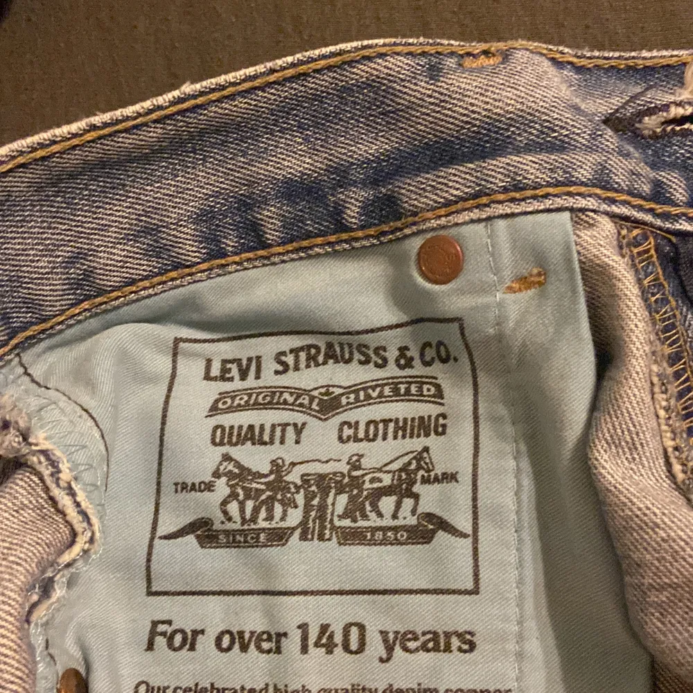 Säljer dessa mid waisted Lives jeans pågrund av att dom är för små som man ser. Dom är bootcut. Köpt på second butik, aldrig använd. Men på baksidan så är taggen borta som man ser på sista bilden. Vet ej storleken men midjemåttet är ungefär 70-74. Jeans & Byxor.