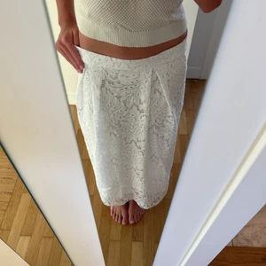 Långkjol - Så fin Långkjol från zara i storlek xs💕 köpte för 600kr och är helt oanvänd med prislapp kvar💕 vill få såld så buda från 300kr, direktpris 450kr💕