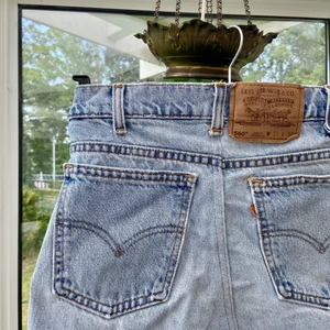 Skitsnygg jeanskjol från levis  - Så snygg jeanskjol, säljer då den tyvärr är för liten för mig 🥲