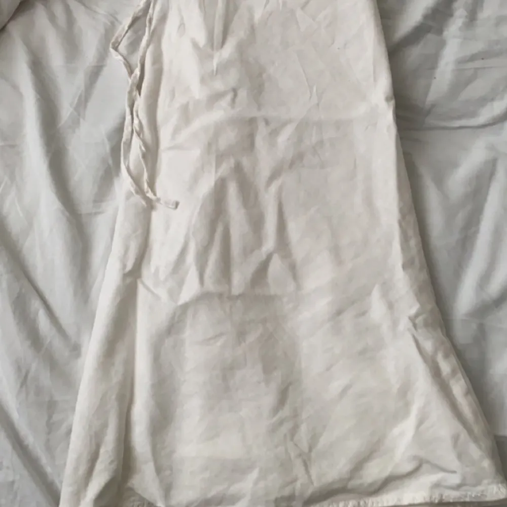 jättefin kjol  linnematerial  använt en gång för den e liten på mig köpt i secondhand . Kjolar.