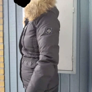 Jacka  - Säljer nu min Hollies jacka pågrund av att den inte används eller kommer användas. fint skick 