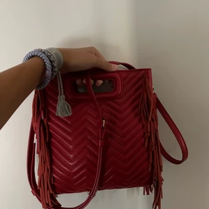 Röd maje väska - Vill BYTA denna söta röda maje väska i den stora storleken. Jättebra skick men märket har suddat ut lite men syns. Nypris 2500kr men jag köpte den på plick för 1400kr. Kan byta mot annan maje eller en zadig väska eller om du har bättre förslag!!❤️❤️