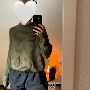 Stickad tröja - Mörkgrön, från hm. Pris går att diskutera och frakt står köparen för!