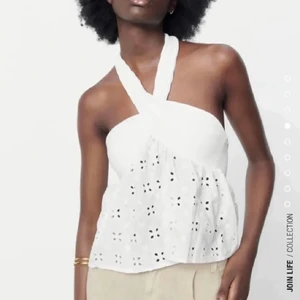 zara topp💕 - Topp från zara som är helt oanvänd endast testad, prislapp kvar❤️ säljer då jag inte tycker den satt fint på mig ( köpt i gran canaria därför det står i euro och därför jag inte kan lämna tillbaka☺️)