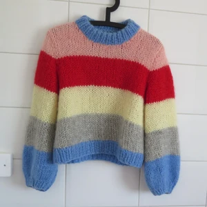 Ganni Julliard - Skicka meddelande INNAN köp‼️ Ganni  Julliard stickad tröja i strl xs 🌟 Bra skick, inget att anmärka på. Säljes då den inte kmr till användning🥺 Säljer också i grönt strl S