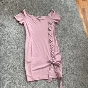 Puderrosa klänning med snörning - Rosa klänning med snörning storlek 42 men passar 40 
