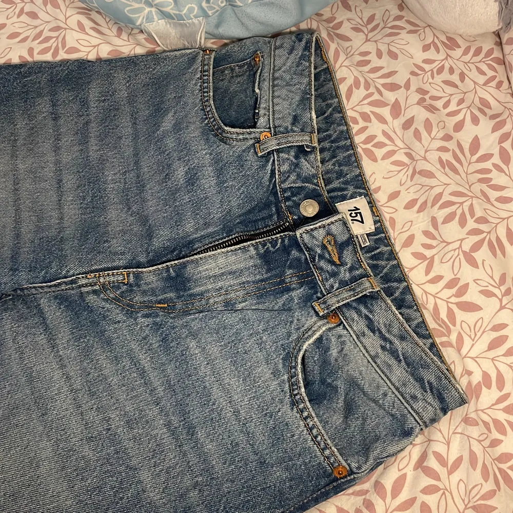 Inte använd så värst mycket, ser väldigt fin ut på och är perfekt för dig som gillar oversized jeans.. Jeans & Byxor.