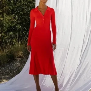 Adoore red Collar knitted dress - Klänning från Adoore i storlek 36, två små svarta prickar på ryggen som knappt syns; se tredje bilden. Inte testat för att se om de går bort i tvätten. Annonsen kvar = varan kvar. Köparen står för frakt