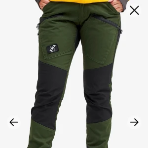 Fridluftsbyxor  - Revolutionrace byxor i storlek XS Nypris:999  Använda fåtal gånger, fått en liten vit fläck på knät går nog bort om man har nån medel, själv inte orkat då jag köpte nya då dessa blev försmå 