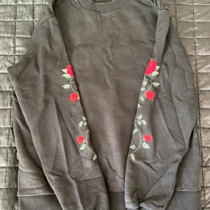 Sweatshirt Nakd - Säljer den här fina tröjan från Nakd. Med tryck på bägge ärmar. Storlek XS 💘 Säljer för 70kr+frakt! 