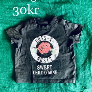 T-shirt baby strl 56 - Guns’n roses tshirt strl 56 i fint skick.  Perfekt till familjens minsta hårdrockare.   Rök- och parfymfritt hem.   Skickar inom en vecka efter mottagen betalning. 