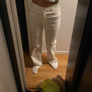 Säljer dessa asfina vita jeans med ett hål i högra knät från pull and bear i strl 36! Endast använt 2 gånger!! Meddela ifall du är intresserad!!🤍☕️