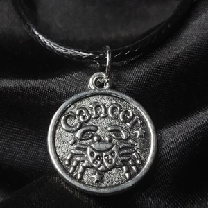 Cancer Halsband! ♋  - Egengjort halsband med stjärntecknet kräftan/cancer berlock! Framsidan visar kräftan tillsammans med stjärntecknets namn på engelska, medan baksidan visar tecknet samt en egenskap associerat med folk födda i tecknet. 45cm långt men justerbart. 