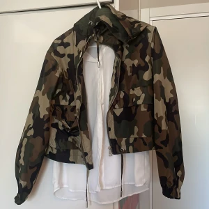 Jacka från pull&bear - Camoflage-jacka från pull&bear. Knappt använd, i strl xs