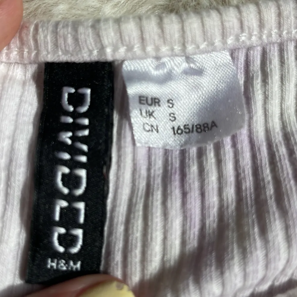En tajt kroppad t-shirt från H&M i strl S💕❤️. T-shirts.