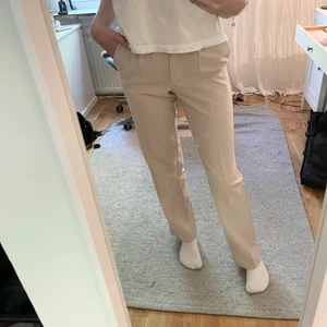 Kostymbyxor - Beiga kostymbyxor från NA-KD nypris 599kr. Kommer ej till användning, endast använda två gånger. Stl 32 men passar även mig som är 34/36 (NA-KD har stora storlekar). Köpare står för frakt 🤍🤍🤍 