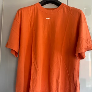 Nike T-shirt  - Fin orange T-shirt från Nike, storlek S men väldigt oversize, skulle nog passa även XL