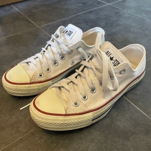 Converse 36 - Superfina converse i bra skick. US storlek är 4.5 vilket motsvarar 36 skulle säga att de sitter som 36-37! Skriv gärna vid intresse eller frågor💕