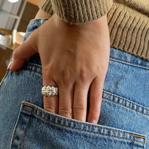 Pilgrims ring - Säljer en jättefin pilgrims ring eftersom att den är silver och jag är en guldperson. Kostade ursprungligen 350 kr och är i samma skick då jag inte har använt den. Genom att köpa den från mig får ni 50% off💕