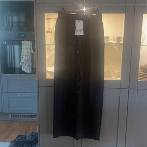 Zara - Svarta linne byxor som är i 100% linne. Är i storlek S och är helt nya alltså oanvända
