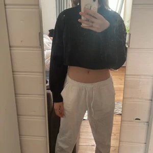 Tröja  - Svart magtröja i strl XS använd några gånger men ser ingen slitning eller nåt på den. 