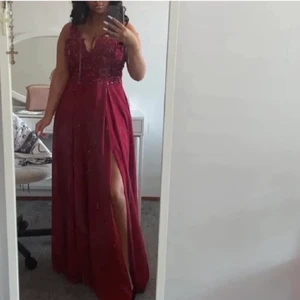 Röd fest/balklänning  - Storlek S  Endast använd i några timmar  