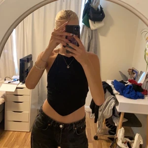 fin svart topp från nakd - fin svart topp med band som korsas i ryggen, använd ett par gånger men i bra skick 🖤
