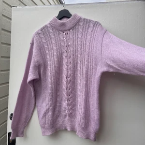 Stickad tröja - Supersjukt och fint material, använd 1 gång så nyskick! Skriv för frågor eller andra prisförslag. (jag är 175)