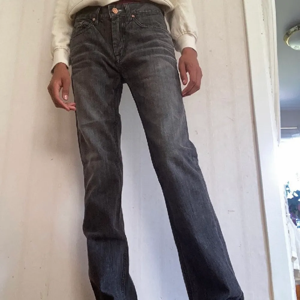 Gråa Acne jeans i nytt skick. Helt oanvända med lapp fortfarande på (se bild 3). Orginalpris ligger på 1400kr. Jeans & Byxor.