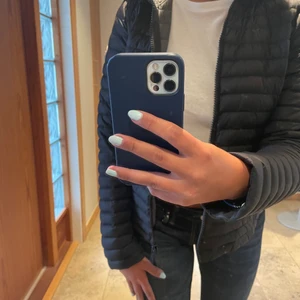 Colmar dunjacka i storlek S - Superfin dunjacka från colmar i storlek S. Köpte den förra året för 1300kr, är som i nyskick. Perfekt jacka nu till hösten🍁🍂 Köparen betalar också frakten, (49kr).