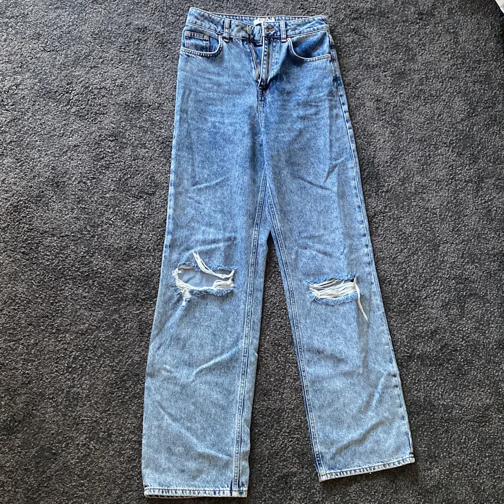 NA-KD Mörkblå jeans med hög midja, hål vid knäna. Väldigt bra skick, helt oanvända. Jeansen är raka i benen/ modellen.  (((( Kostade runt 600 kr när jag köpte dom!! )))). Jeans & Byxor.