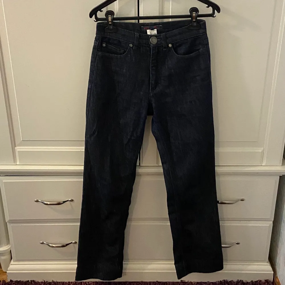 Mörkblåa jeans som är lowwaisted. Jeans & Byxor.