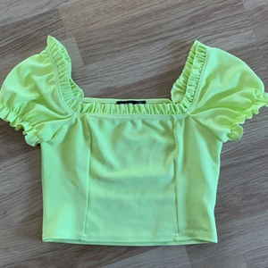 Sommartopp - Topp från Boohoo, storlek 40. Neongul färg med puffärmar. Köparen står för frakten