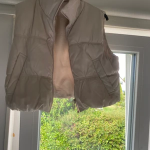 Beige väst  - En beige snygg väst som är lite croppad, endast använd några gånger och är i nyskick. Köpt för 300 säljer för 150! 