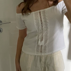 Somrig tröja - Jättegullig o somrig tröja med fin detalj genom mitten. Inte använd mer än 3 gånger, alltså i väldigt bra skick🤌🏼 Köpt från HM för några år sedan. Köpare står för frakt😸