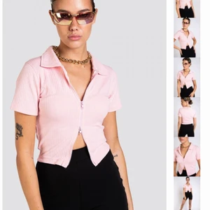 CROPPAD PIKÉ - RIBBED ZIP PINK - Säljer denna söta rosa piké toppen i stl S som har en justerbar dragkedja framtill. Köpt från madlady för 249 kr. Frakten ingår ej i priset. 