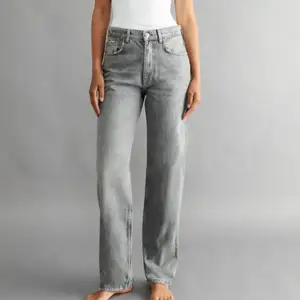 Säljer mina mid/ högmidjade jeans från Gina tricot, köpta i våras men endast använda ca 3 gånger. Säljer pga att de ej kommer till användning. Skriv för egna bilder || nypris 599🫶🏻
