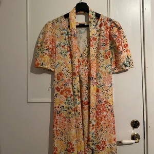 Blommig klänning från Gina Tricot - En blommig klänning i strl S från Gina Tricot. Endast använd en gång