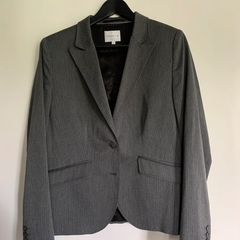 BLAZER   grå damkavaj från ”STOCKH LM”, storlek 42. något figursydd i bak. SÅ FINT skick!  nypris idag: 1499kr. Jackor.