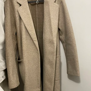 Höst kappa  - Lång beige höstkappa. 