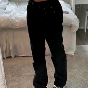 Zara Jeans - Säljer dessa AS snygga mid rise jeans från zara i svart. Älskar dessa (de två första bilderna är lånade, den sista är min) skriv om ni har frågor!❤️ 