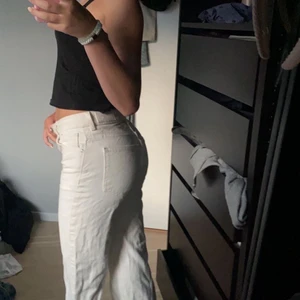 Bikbok jeans - Säljer mina älskade beige bikbok jeans för att de har blivit för små. De sitter typ mid waist på mig, raka och perfekt i längden(165). Skulle även säga att de passar någon som är längre och kortare än mig. Köparen står för frakt. Nypris: 599