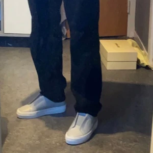 Arigato skor - Säljer dessa arigatos clean 360 laceless då dom inte kommer till användning längre. Skorna är i storlek 39 men passar mig perfekt som har storlek 40. Skriv privat för mer bilder. Skick: 5/10 storlek:39