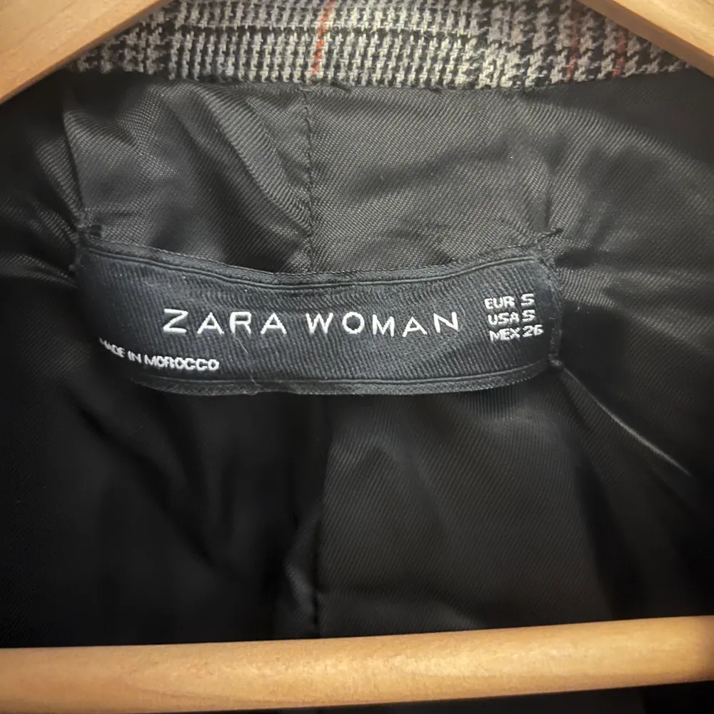 Grårutig kavaj från Zara i strl. S.  (Är 153cm lång). Kostymer.