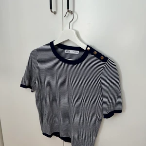 Zara tröja  - Fin zara tröja som jag köpte i våras. Köpte för 200, använd 2 gånger så säljer för 90❤️