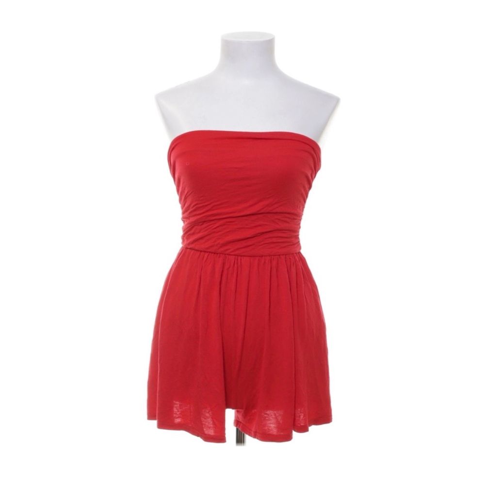 Jätte söt röd klänning + shorts, super praktiskt!   Köparen står för frakten❤️. Klänningar.