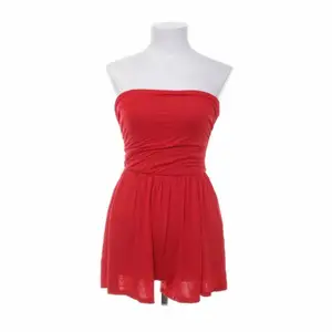 Jätte söt röd klänning + shorts, super praktiskt!   Köparen står för frakten❤️