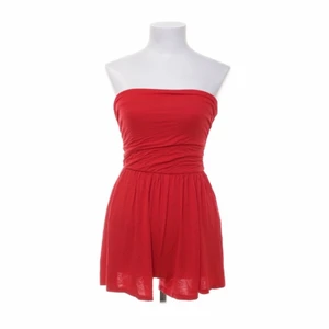 Röd shortsklänning - Jätte söt röd klänning + shorts, super praktiskt!   Köparen står för frakten❤️