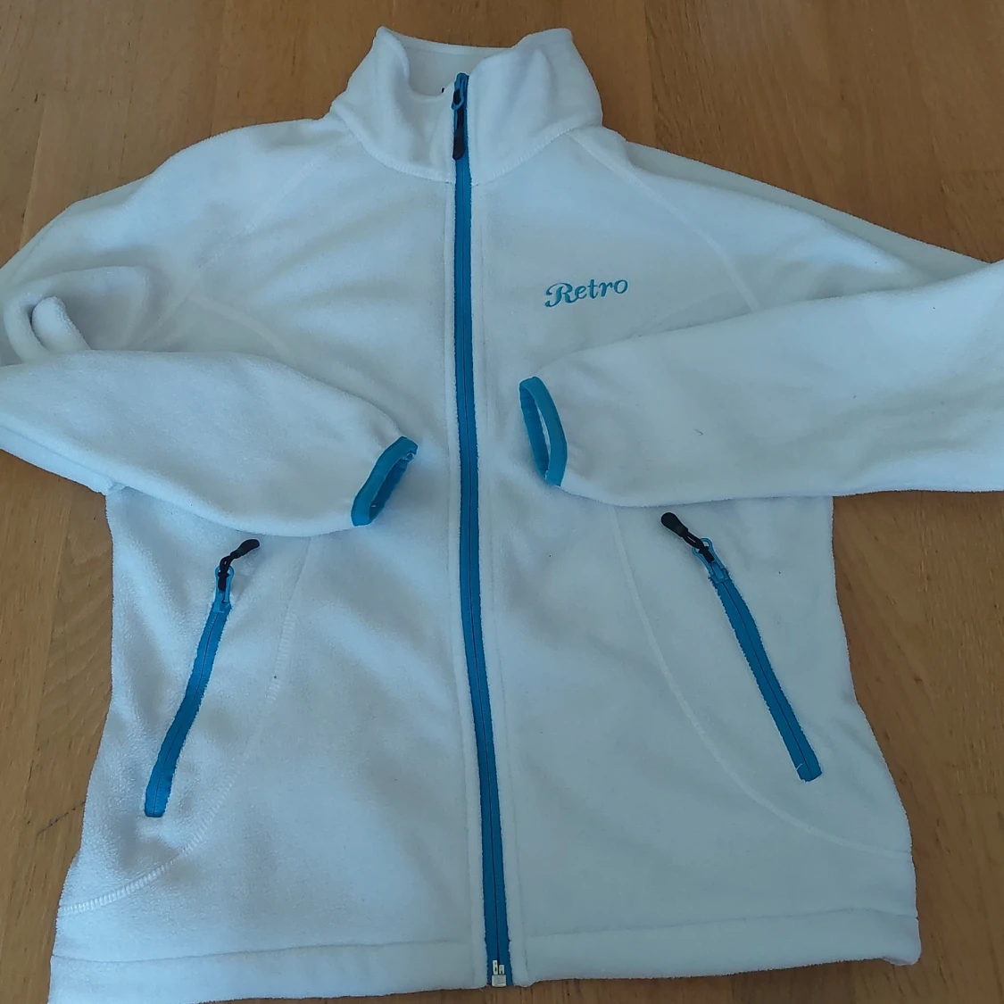 Vit retro tröja med dragkedja