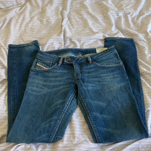 Lågmidjade diesel jeans  - Säljer dessa lågmidjade diesel pga dom e alldeles för små på mig. Köpta på sellpy för ett tag sen men har aldrig kommit till användning av mig. Antingen köp direkt för 100 eller om de blir fler intresserade kör vi budgivning. Köpare betalar frakt.